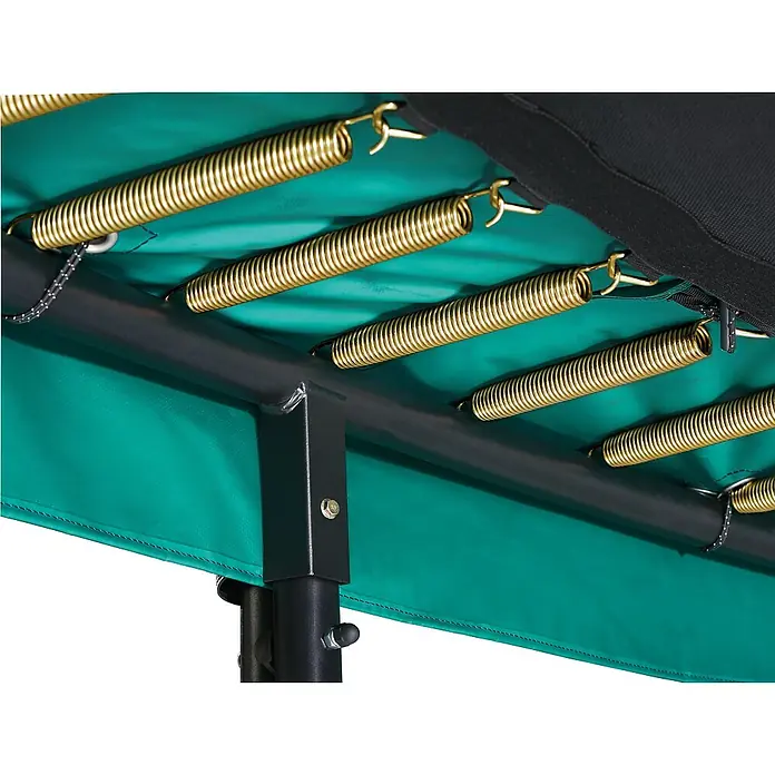 Salta Trampolin First Class - Grün, L x B: 214 x 366 cm - Nahaufnahme eines Trampolins mit goldenen Federn, einem grünen Sprungtuch und einem schwarzen Rahmen.