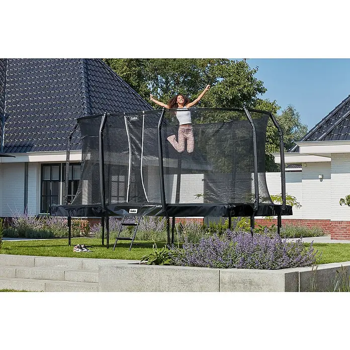 Salta Trampolin First Class - Schwarz, L x B: 214 x 366 cm - Mädchen springt auf einem schwarzen Salta-Trampolin mit Sicherheitsnetz im Garten.