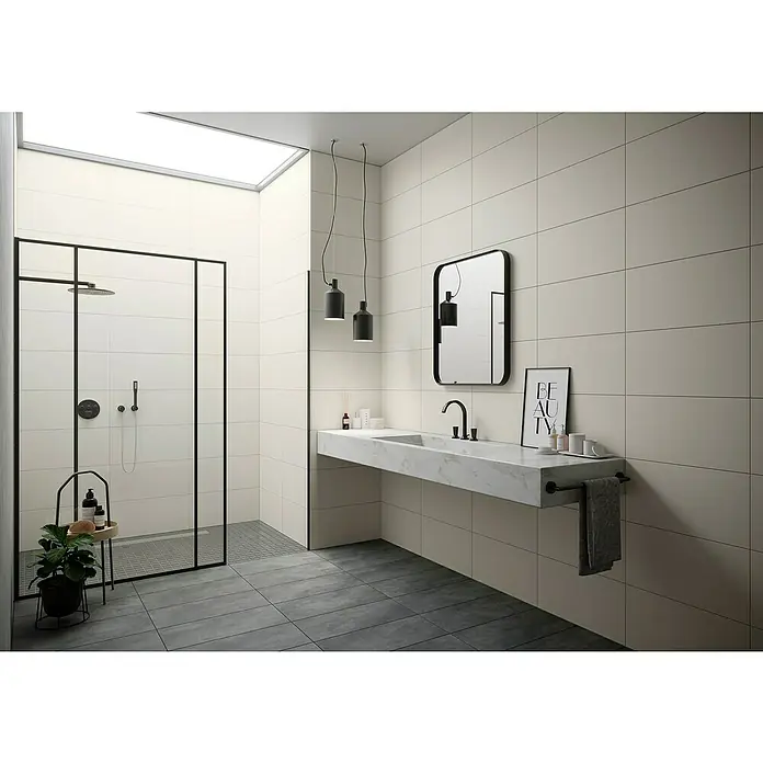 Ambiente by Palazzo Wandfliese Soft Sand - 30 x 60 cm, Creme, Matt - Das moderne Badezimmer verfügt über Fliesenwände und -böden, einen Marmorwaschtisch und eine ebenerdige Dusche mit schwarzem Rahmen.