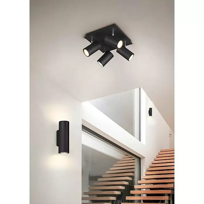 Trio Leuchten Marley Deckenstrahler rund - 140 W, L x B x H: 24 x 24 x 15 cm, Schwarz matt, GU10 - Schwarzer Deckenspot mit vier verstellbaren Köpfen und schwarze zylindrische Wandleuchte beleuchten einen modernen Treppenbereich.