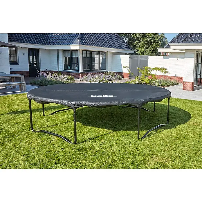 Salta Trampolin-AbdeckplaneDurchmesser: 213 cm, Schwarz - Ein Salta-Trampolin mit schwarzer Abdeckung steht auf einer grünen Rasenfläche. Das Trampolin bietet Schutz vor Witterungseinflüssen.