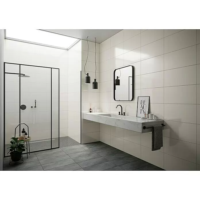 Ambiente by Palazzo Wandfliese Soft Sand - 30 x 60 cm, Creme, Glänzend - Modernes Bad mit hellen Wandfliesen, dunklen Bodenfliesen, einer Walk-in-Dusche und einem schwebenden Marmorwaschtisch mit schwarzen Armaturen.