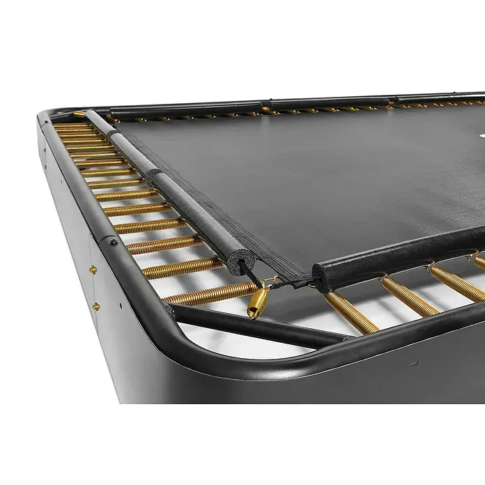 Salta Trampolin Royal Baseground - 305 x 214 cm, Schwarz - Detailansicht eines schwarzen Trampolins mit goldenen Federn, das die robuste Bauweise und hochwertige Materialien hervorhebt.