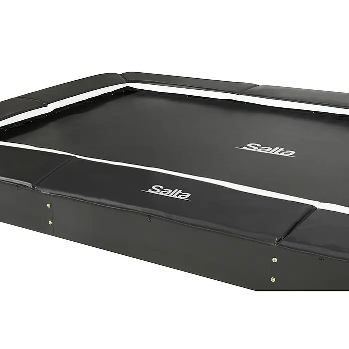 Salta Trampolin Royal Baseground305 x 214 cm, Schwarz - Nahaufnahme eines rechteckigen Salta Trampolins mit schwarzer Sprungfläche und weißer Polsterung, die für Sicherheit beim Springen sorgt.