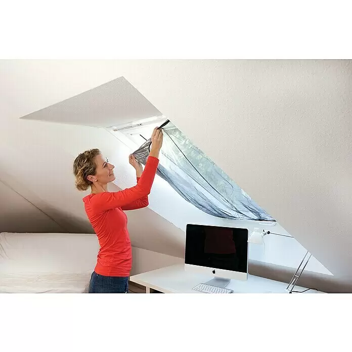 Tesa Insect Stop Sonnen-& Insektenschutz-Gitter für Dachfenster - B x H: 120 x 140 cm, Anthrazit - Eine Frau installiert ein dunkles Netzgewebe an einem Dachfenster.