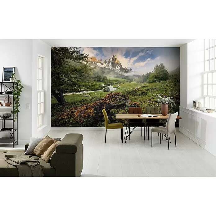 Komar Colours Fototapete Morning Walk - B x H: 368 x 254 cm, Papier - Wandtapete mit Berglandschaft, schneebedeckten Gipfeln, Fluss und grünen Bäumen in einem modernen Esszimmer über Tisch und Stühlen.