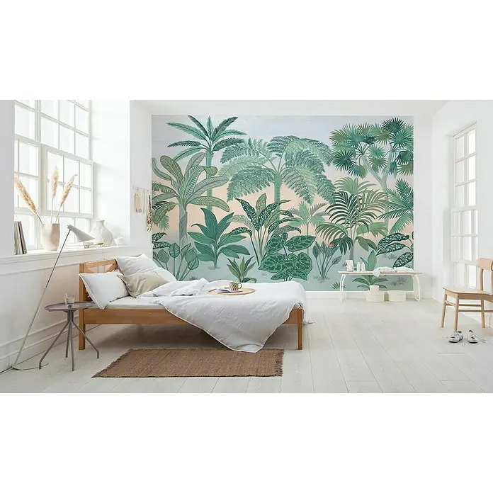 Komar Colours Fototapete Jungara - B x H: 368 x 254 cm, Papier - Ein helles Schlafzimmer mit einem Holzbett, einem kleinen Nachttisch und einem Wandgemälde mit Dschungelmotiv für eine tropische Atmosphäre.