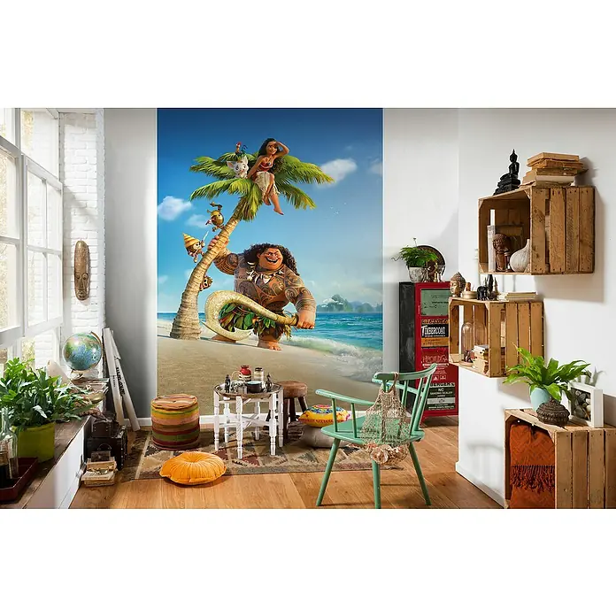 Komar Fototapete Disney Moana and Maui - B x H: 184 x 248 mm, Vlies - Dieses Bild zeigt eine Wanddekoration mit dem Moana-Motiv, umgeben von rustikalen Möbeln und Zimmerpflanzen, die eine gemütliche Atmosphäre schaffen.