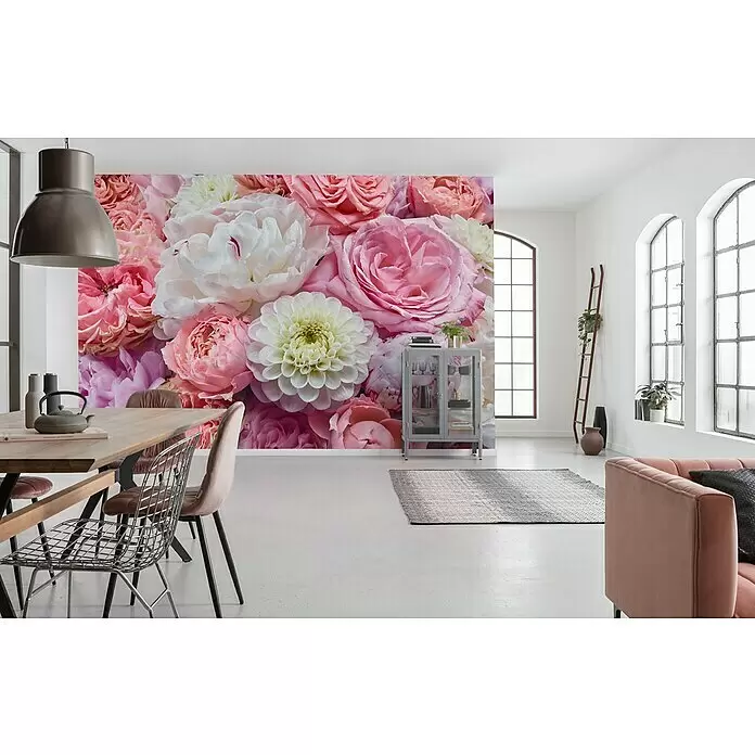 Komar Colours Fototapete Vibrant Spring - B x H: 368 x 254 cm, Papier - Eine große Blumen-Tapetenwand mit rosa, weißen und gelben Pfingstrosen, Rosen und Dahlien an einer Wohnzimmerwand, die eine lebendige Atmosphäre schafft.