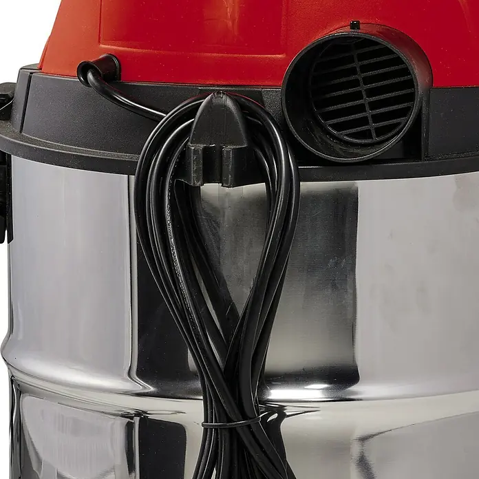 Einhell Elektro-Nass- & Trockensauger TC-VC 1930 S - 1.500 W, 30 l - Detailaufnahme eines rot-silbernen Staubsaugers, bei dem das schwarze Kabel ordentlich aufgerollt und befestigt ist.