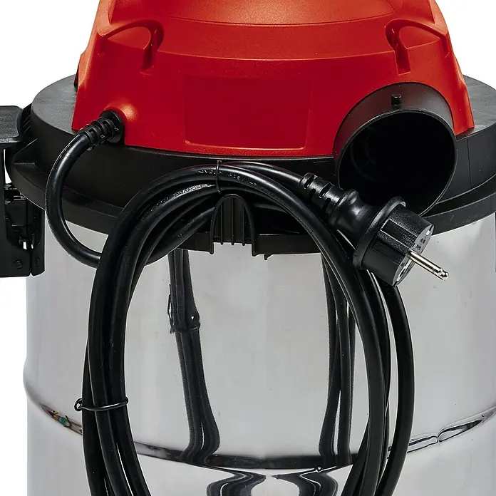 Einhell Elektro-Nass- & Trockensauger - 1.250 W, Behältervolumen: 20 l - Nahaufnahme eines Einhell Nass-Trockensaugers mit rotem Oberteil, schwarzem Kabel und Stecker, der um den Behälter gewickelt ist.