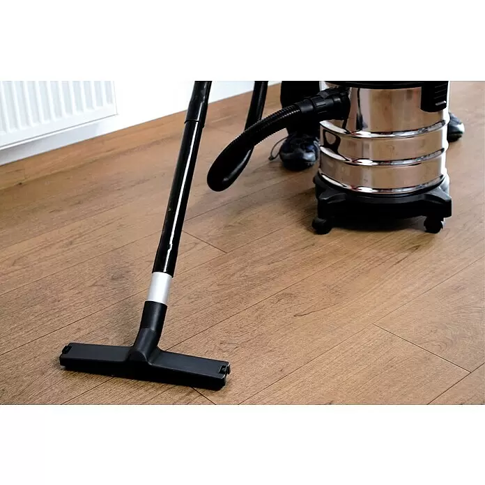Einhell Bodendüse Universal - Breite: 300 mm, Passend für: Einhell Nass-Trockensauger mit 36 mm Anschluss - Metallischer Nass-/Trockensauger mit schwarzem Schlauch und Bodenkopf reinigt einen Holzfußboden.