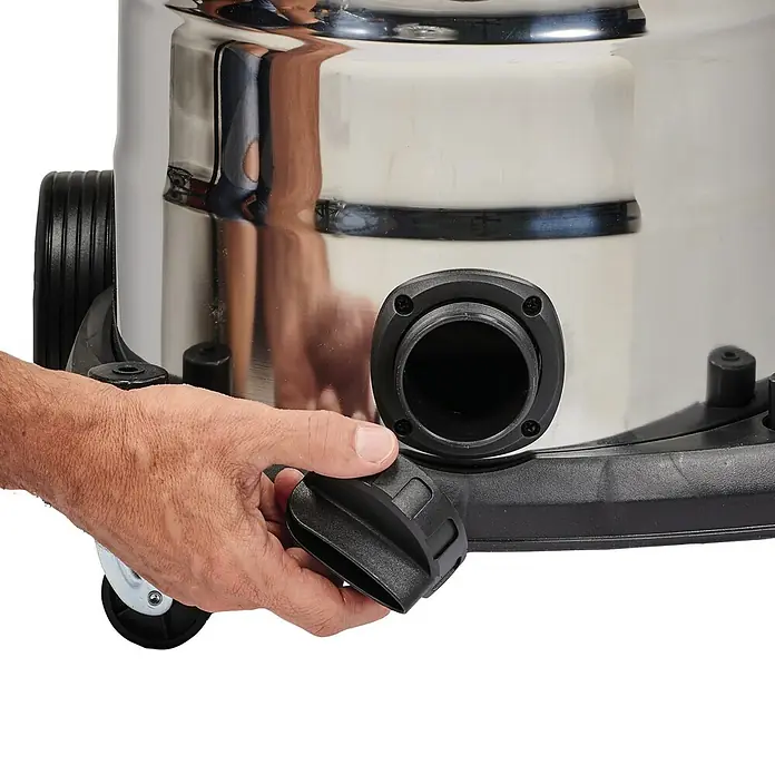Einhell Expert Elektro-Nass- & Trockensauger TE-VC 2230 SACL - 1.400 W, 30 l - Detailaufnahme eines Industriesaugers mit Hand, die einen schwarzen Verschluss hält, Fokus auf Design und Funktion.