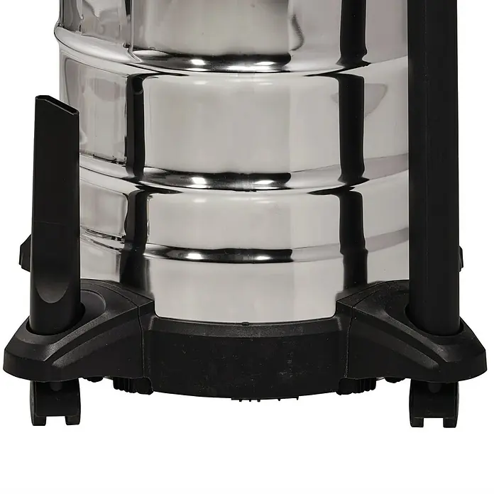Einhell Elektro-Nass- & Trockensauger TC-VC 1930 S - 1.500 W, 30 l - Detailaufnahme der Basis eines Nass- und Trockensaugers mit Rollen und schwarzem Kunststoffgehäuse unter einem Edelstahltank.