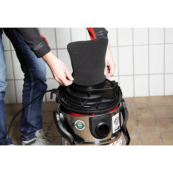 Einhell Schaumstofffilter - 5 Stk., Passend für: Einhell Nass-Trockensauger Staubklasse L - Eine Person setzt einen schwarzen Filterschwamm in einen Nass-Trockensauger ein, um die Reinigungsleistung zu verbessern.