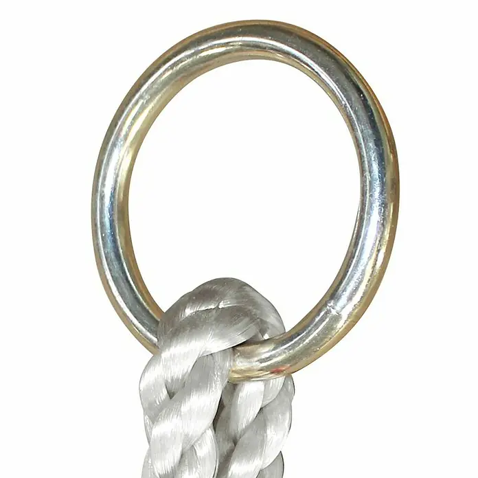 Soulet Einhängeleiter - Holz - Ein silberner Metallring, der an einem dicken, weißen Seil befestigt ist. Das Seil verläuft durch die Mitte des Rings.