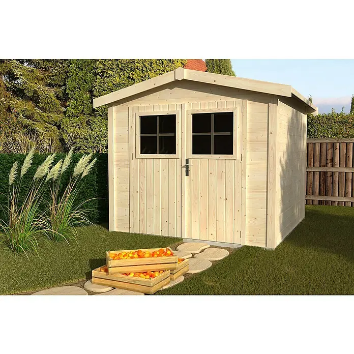 Décor et Jardin Caseta de jardín Mano - Medidas ext. (An x Pr): 263 x 250 cm, Espesor de pared: 19 mm, Natural - Una caseta de jardín de madera clara con puertas dobles y ventanas, rodeada de vegetación y decorada con cajas de fruta.