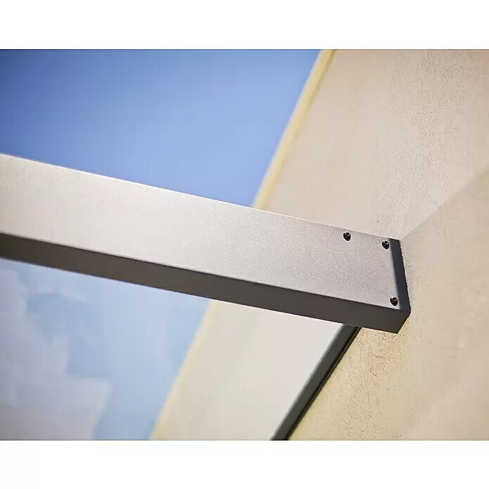 Palram – Canopia Pultvordach Sophia - 215 x 95 x 17 cm, Anthrazitgrau, Farbe Dach: Klar - Nahaufnahme eines silbergrauen Metallbalkens, der an einer strukturierten Wand befestigt ist, mit Glas und blauem Himmel darunter.