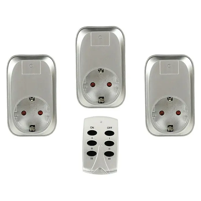 Voltomat Funksteckdosen-Set 3+1 - Silber, 3.680 W - Das Bild zeigt drei ferngesteuerte Steckdosen und eine Fernbedienung für bequemes Ein- und Ausschalten.