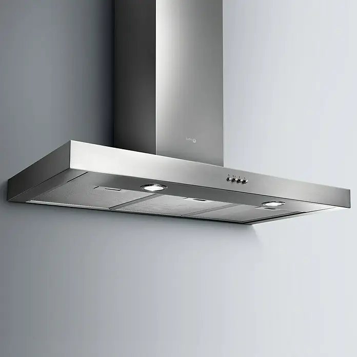 Turboair Campana de pared Sofía - Ancho: 90 cm, Máx. Potencia del ventilador en modo extracción: 581 m³/h, Acero inoxidable - Campana extractora de acero inoxidable con luces y botones de control montada en una pared gris.