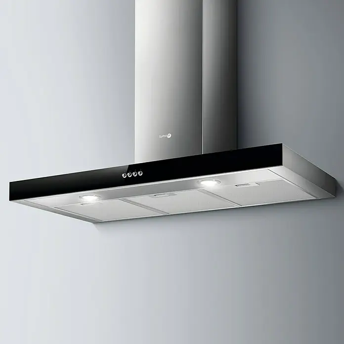 Turboair Campana de pared Norma - Ancho: 90 cm, Máx. Potencia del ventilador en modo extracción: 581 m³/h, Negro/Acero inoxidable - Primer plano de una campana extractora moderna de acero inoxidable con cristal negro.