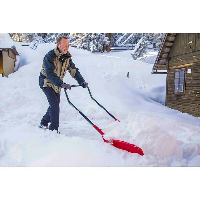 Freund Victoria Schneewanne - Maße Blatt: 54 x 67 cm, L x B x H: 154 x 54 x 40 cm - Ein Mann schiebt Schnee mit einer roten Schneeschaufel vor einem Holzhaus. Praktisches Gerät für die Winterzeit.