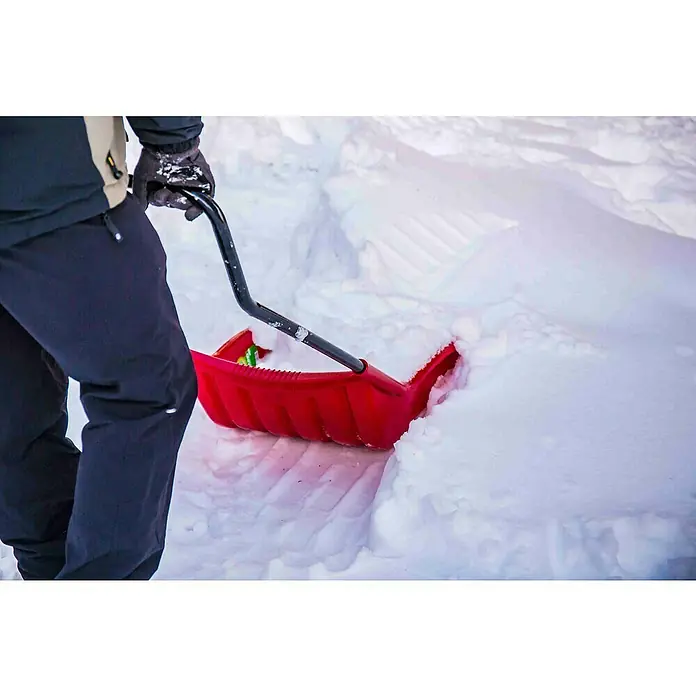 Freund Victoria Schneewanne - Maße Blatt: 54 x 67 cm, L x B x H: 154 x 54 x 40 cm - Eine rote Schneeschaufel schiebt Schnee. Der Griff ist schwarz, und eine Person hält sie mit einem Handschuh fest, um den Schnee zu räumen.
