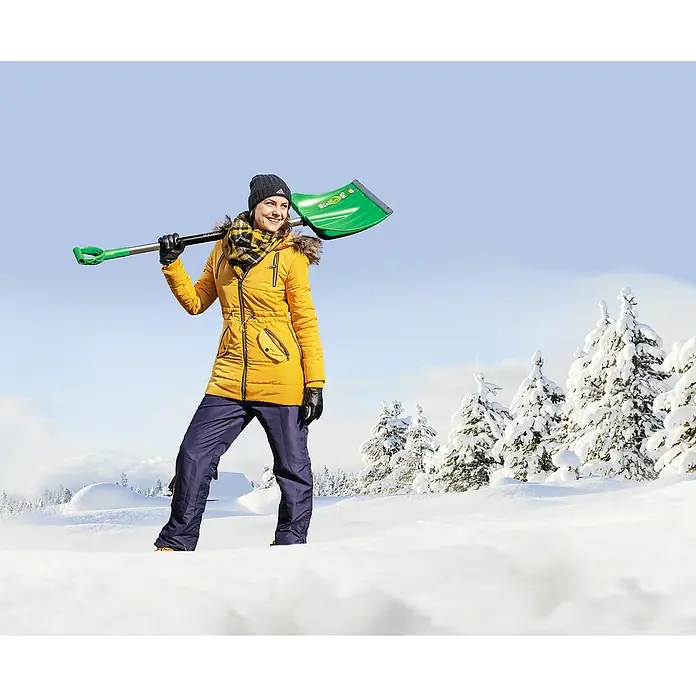 Freund Victoria Kunststoff-Schneeschaufel - Breite: 40 cm, Material Stiel: Aluminium - Frau mit gelber Jacke und Schneeschaufel im Winterwunderland.