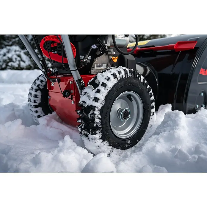 AL-KO Premium Benzin-Schneefräse SnowLine 620 E III - 6,2 kW, 302 cm³, Arbeitsbreite: 62 cm - Nahaufnahme der Räder einer Schneefräse von AL-KO im Schnee.