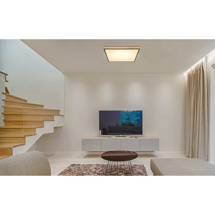 Globo Doro LED-Panel Holzoptik - 36 W, 59 x 59 cm, Holzoptik/Graphit, Warmweiß - Deckenleuchte mit Holzrahmen in einem modernen Wohnzimmer. Die quadratische Leuchte sorgt für angenehmes Licht im Raum.
