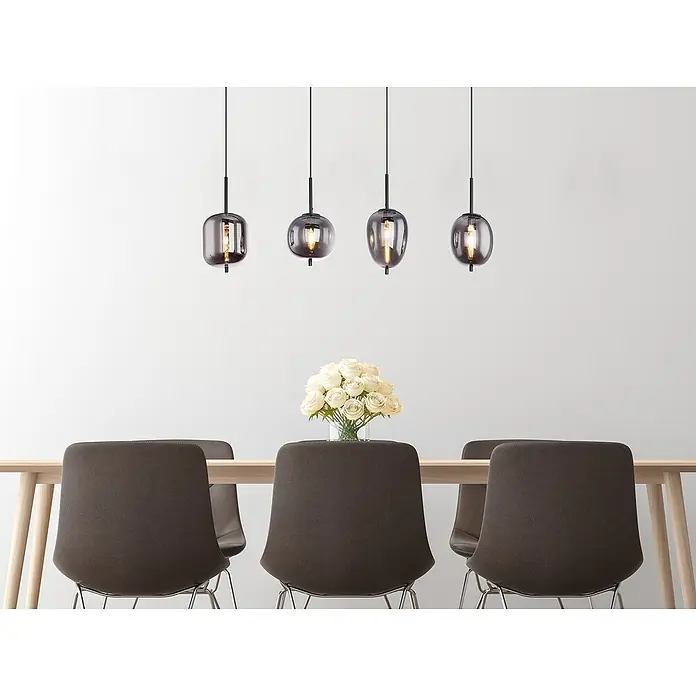 Globo Lámpara colgante LED Blacky I - Número de bombillas: 4 ud., Negro, 40 W, L x An x Al: 100 x 185 x 120 cm, E14 - Comedor moderno con cuatro elegantes lámparas colgantes sobre una mesa de madera con flores y sillas.