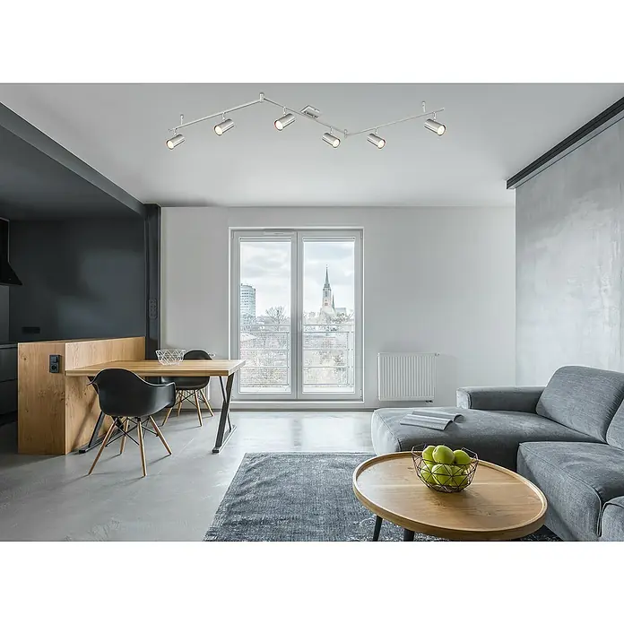 Globo Robby Deckenstrahler - 35 W, L x B x H: 180 x 10 x 185 cm, Nickel-matt, GU10 - Diese Aufnahme zeigt eine moderne Wohnraumbeleuchtung mit einer auffälligen, silberfarbenen Deckenleuchte mit mehreren Strahlern. Das Design ergänzt den Raum perfekt.