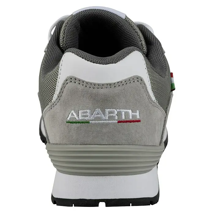 Abarth Zapato bajo de seguridad 500 - 37, Clase de protección según EN ISO 20345: S3, Gris - Primer plano de la parte posterior de una zapatilla Abarth gris, que muestra el logotipo de Abarth y detalles de colores que representan la bandera italiana.