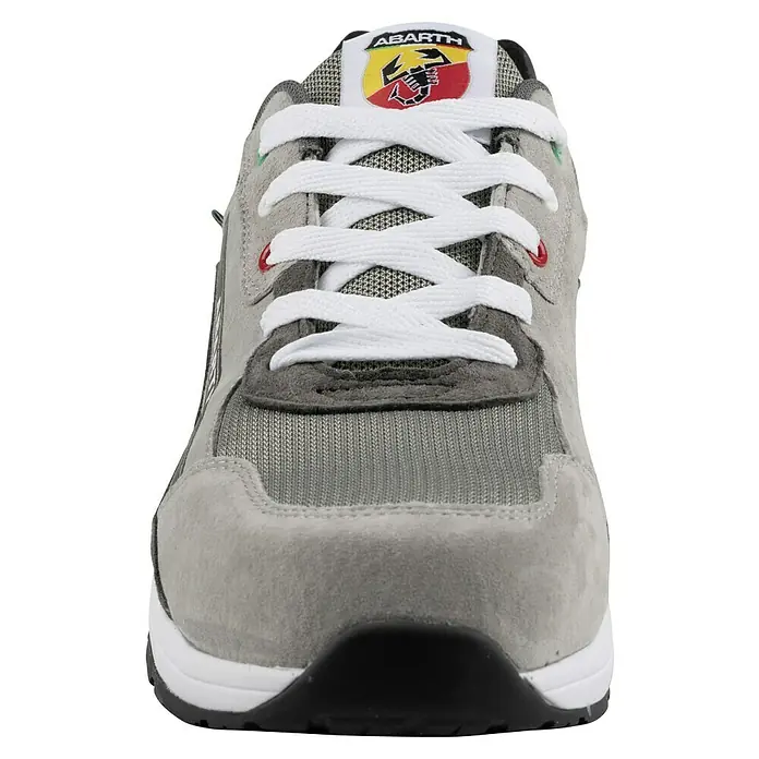 Abarth Zapato bajo de seguridad 595 - 41, Clase de protección según EN ISO 20345: S3, Gris - Vista frontal de una zapatilla deportiva gris Abarth con cordones blancos y el logotipo de Abarth en la lengüeta.
