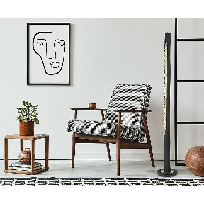 Globo Felicitas LED-Stehleuchte - 20 W, Ø x H: 23 x 151 cm, Warmweiß - Einrichtung mit einem Sessel mit Hahnentrittmuster, einem Beistelltisch mit Pflanze und einer modernen Stehlampe.