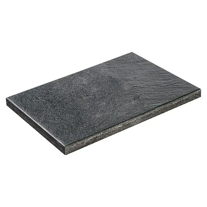 Diephaus Terrassenplatte Sonoma - 60 x 40 x 4 cm, Basalt, Beton - Nahaufnahme einer quadratischen grauen Schieferplatte mit einer unebenen Oberfläche auf einem schwarzen Hintergrund.