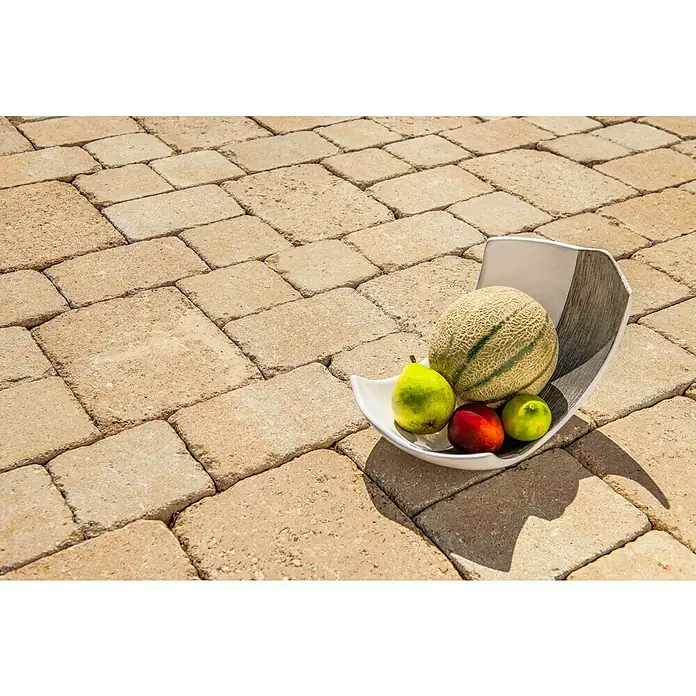 Diephaus Pflasterstein AustinSandstein, 28 x 21 x 7 cm, Rechteckig - Obstschale mit Melone, Birne, Nektarine und Limette auf Pflastersteinen. Frische Früchte in dekorativer Schale im Freien.