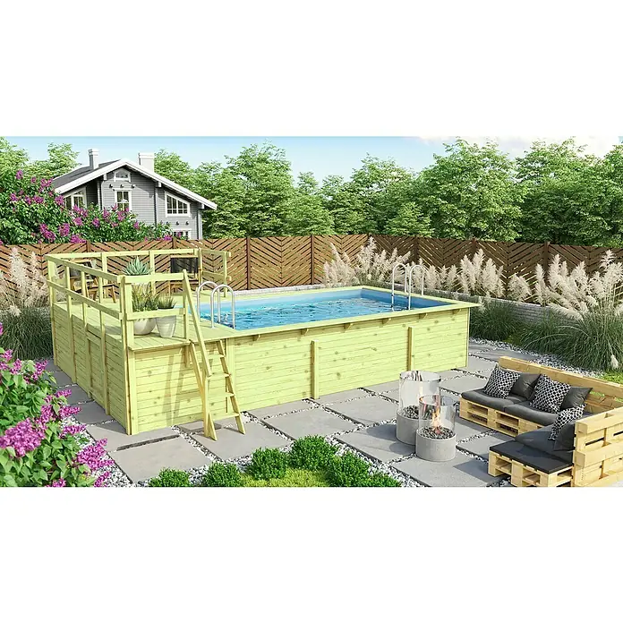 Karibu Holz-Pool Palm Beach mit Sonnenterrasse - L x B x H: 672 x 483 x 124 cm, Naturbraun, 15.500 l - Ein rechteckiger Holzpool mit Plattform und Leiter steht im Garten, ergänzt durch eine gemütliche Sitzecke mit Palettenmöbeln und Feuerstelle.
