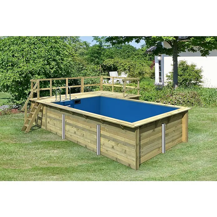 Karibu Holz-Pool Palm Beach mit Sonnenterrasse - L x B x H: 672 x 483 x 124 cm, Naturbraun, 15.500 l - Ein rechteckiger Holzpool mit Leiter und Geländer steht im Garten. Das blaue Wasser im Pool lädt zum Baden ein.