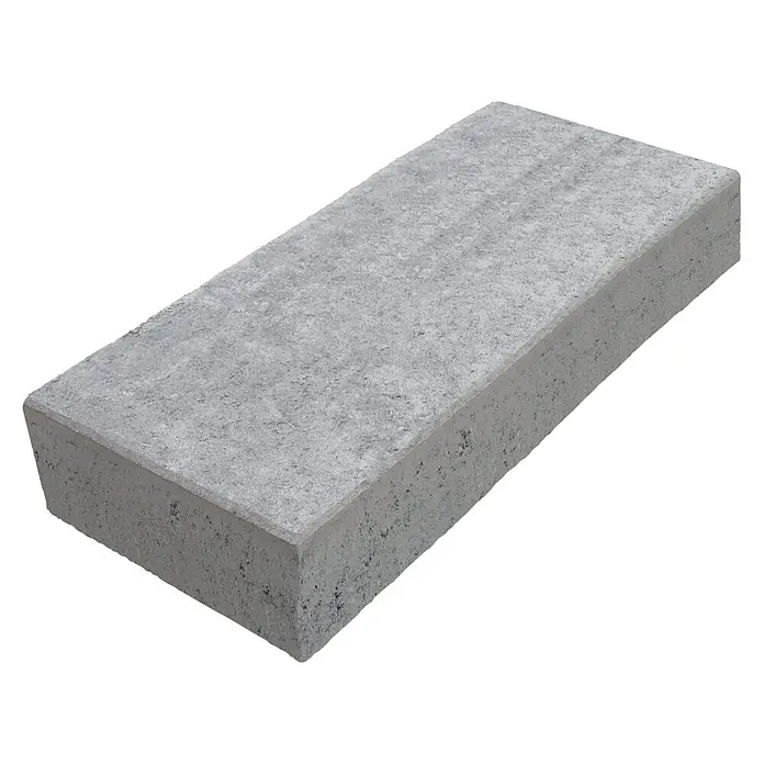 Diephaus Blockstufe - 14 x 40 x 100 cm, Grau, Beton, Glatt - Nahaufnahme eines einzelnen grauen Pflastersteins mit rauer Textur und abgerundeten Kanten auf schwarzem Hintergrund.