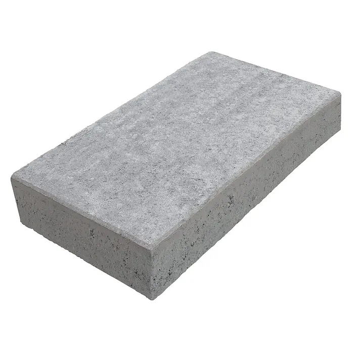 Diephaus Blockstufe - 80 x 40 x 14 cm, Grau, Beton - Nahaufnahme eines grauen Pflastersteins mit rauer Textur und abgerundeten Kanten auf schwarzem Hintergrund. Ideal für den Garten- oder Landschaftsbau.