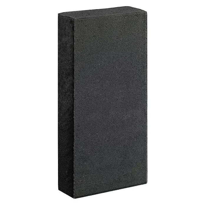Diephaus Rechteckpalisade Mini - Anthrazit, 8 x 20 x 60 cm, Beton - Nahaufnahme eines einzelnen, schwarzen Pflastersteins. Ideal für Gartenwege oder Terrassen.