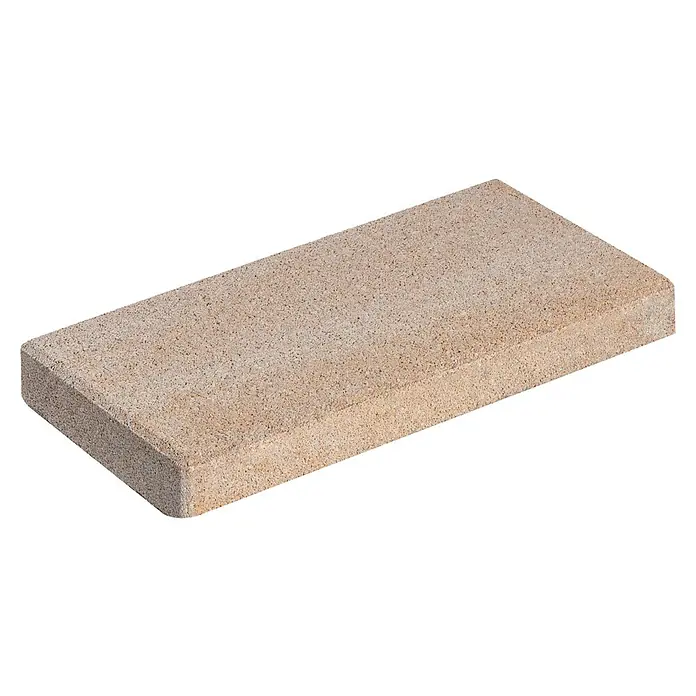 Diephaus Mauerabdeckplatte Logan - 45 x 22,5 x 5 cm, Sandstein, Beton - Nahaufnahme eines beigen Pflastersteins mit abgerundeten Kanten auf schwarzem Hintergrund, ideal für Garten- und Landschaftsgestaltung.