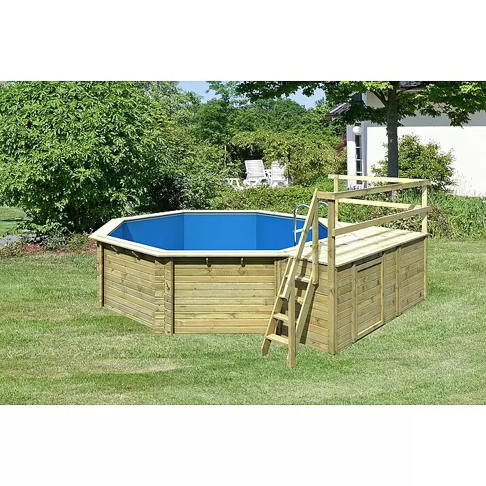 Karibu Holz-Pool Orlando Größe 2 - L x B x H: 550 x 470 x 124 cm, Naturbraun, 16.000 l, Mit Sonnendeck M - Achteckiger Holz-Aufstellpool mit blauer Folie, integrierter Terrasse und Leiter.