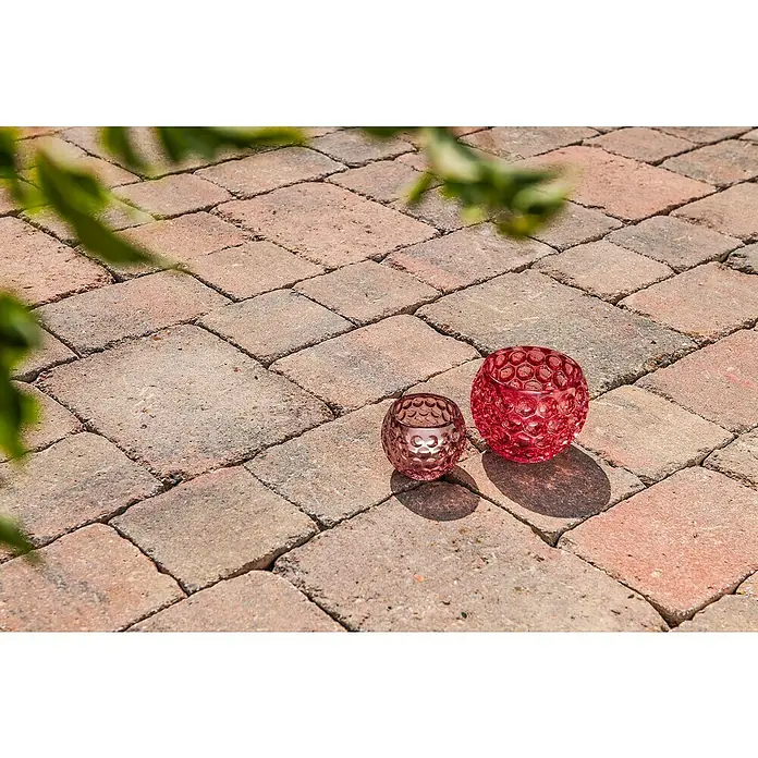 Diephaus Pflasterstein Austin - Herbstlaub, 21 x 14 x 7 cm, Rechteckig - Dekorative Windlichter: Zwei Teelichthalter aus Glas in Rot- und Rosatönen auf einem gepflasterten Untergrund, ideal für stimmungsvolle Beleuchtung im Garten.
