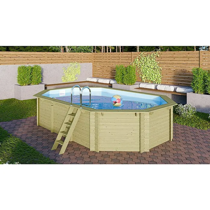 Karibu Holz-Pool Orlando Größe 4 - L x B x H: 611 x 400 x 124 cm, Naturbraun, 19.000 l, Ohne Poolterrasse - Ein attraktiver Holzpool mit Leiter und Stahlholmen steht auf einer Terrasse, umgeben von Grünpflanzen und einem Holzzaun.