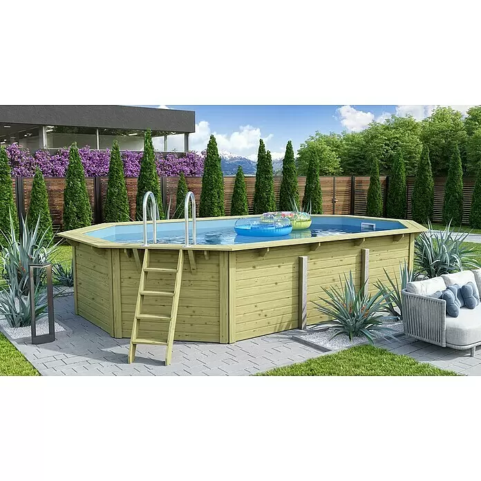 Karibu Holz-Pool Miami - L x B x H: 568,5 x 357,5 x 124 cm, Braun/Blau, 19.150 l - Achteckiger, hölzerner Aufstellpool mit Leiter, auf einer Terrasse im Garten. Blaues Wasser und Schwimmringe.