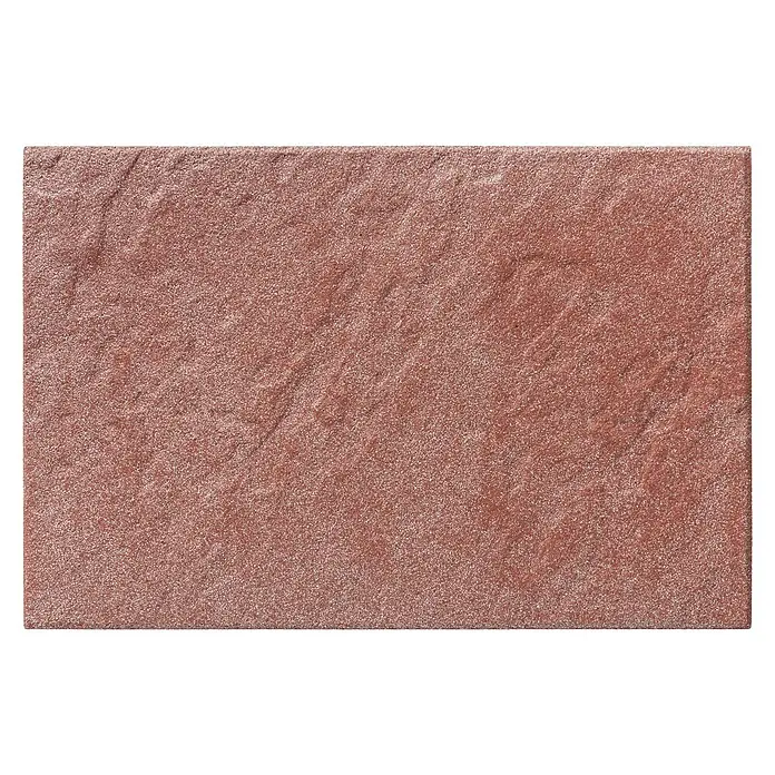 Diephaus Terrassenplatte Glandale - 60 x 40 x 4 cm, Rot, Beton - Nahaufnahme einer strukturierten, rotbraunen Pflasterplatte mit einem leicht körnigen Finish für den Außenbereich.