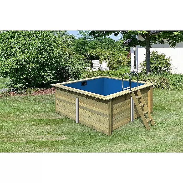 Karibu Holz-Pool Palm Beach - L x B x H: 320 x 353 x 124 cm, Naturbraun, 8.800 l - Holzdielen-Aufstellpool mit blauer Folie und Leiter in einem üppigen Garten.