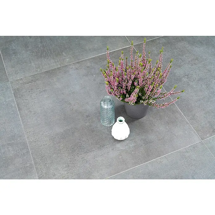 Diephaus Terrassenfliese Columbia - 60 x 60 x 4 cm, Concreto Basalt, Beton - Graue Bodenfliesen mit Topfpflanze und dekorativen Vasen für ein stilvolles Interieur. Die Fliesen sind modern und pflegeleicht.